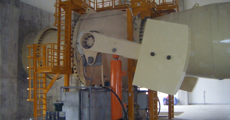 Hydraulic cylinders for flow regulation on water turbines and regulation of water flow on fishways. Hydraulic cylinders for flow regulation on water turbines and regulation of water flow on fishways.